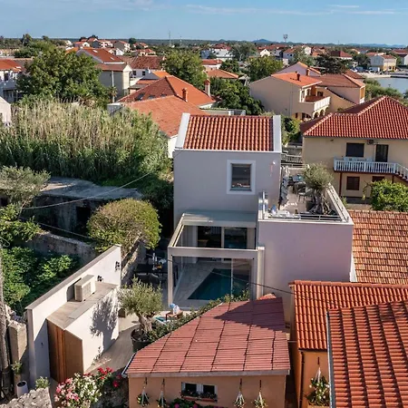 別荘 Aenona ニン