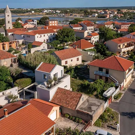 Aenona Nin